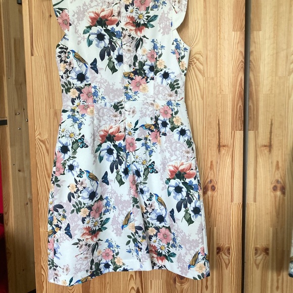 Structured floral dress with flutter cap sleeves - Picture 7 of 9